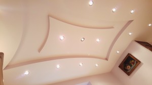 Decoratief plafond twee kleuren